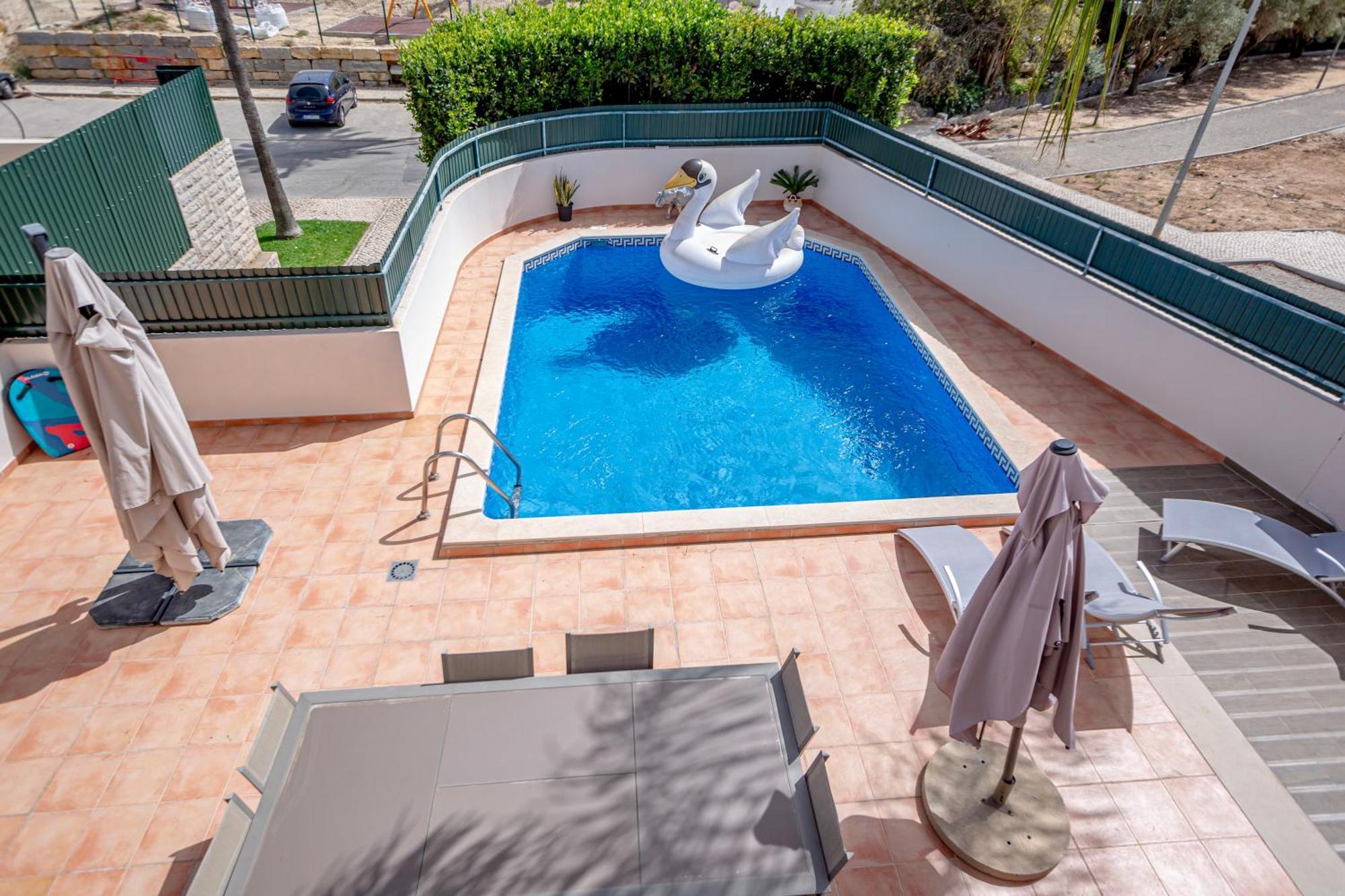 Spacious House With Pool Vakantiehuis *