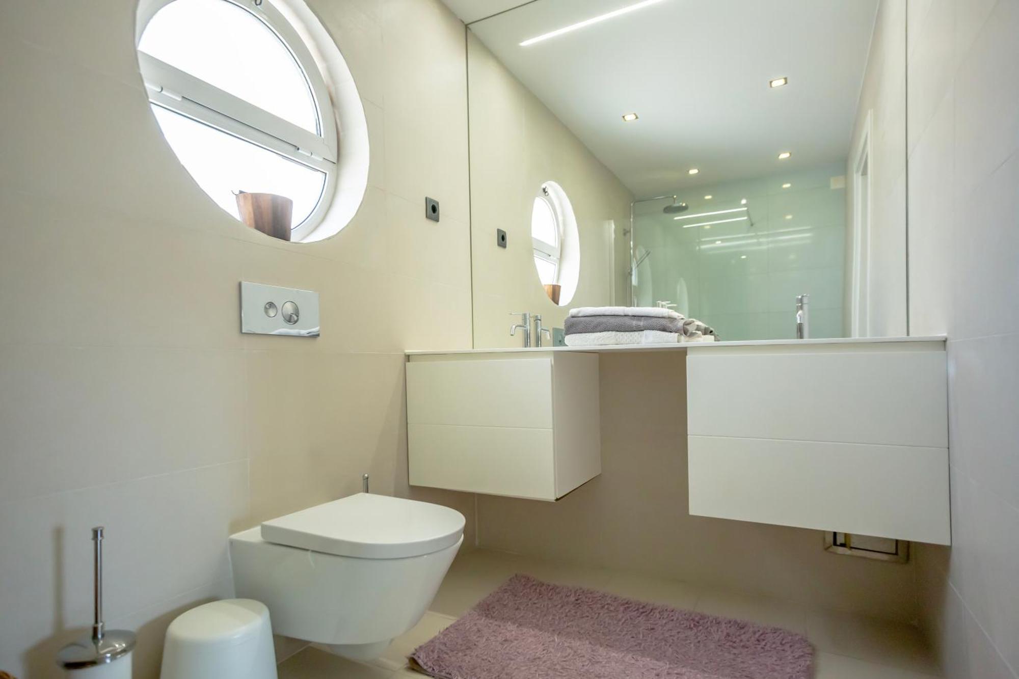 Vakantiehuis Spacious House With Pool *