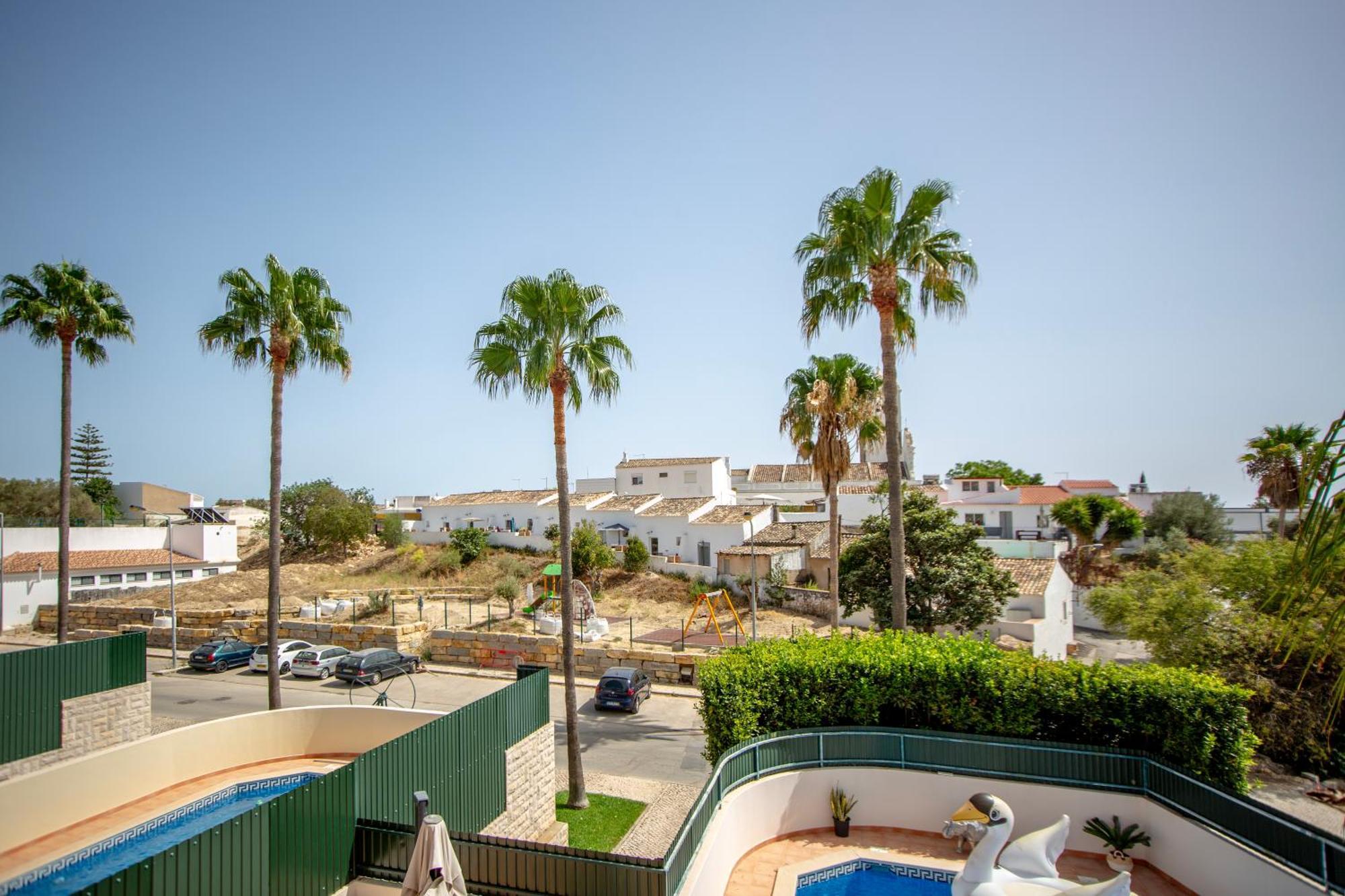 Spacious House With Pool Vakantiehuis Faro