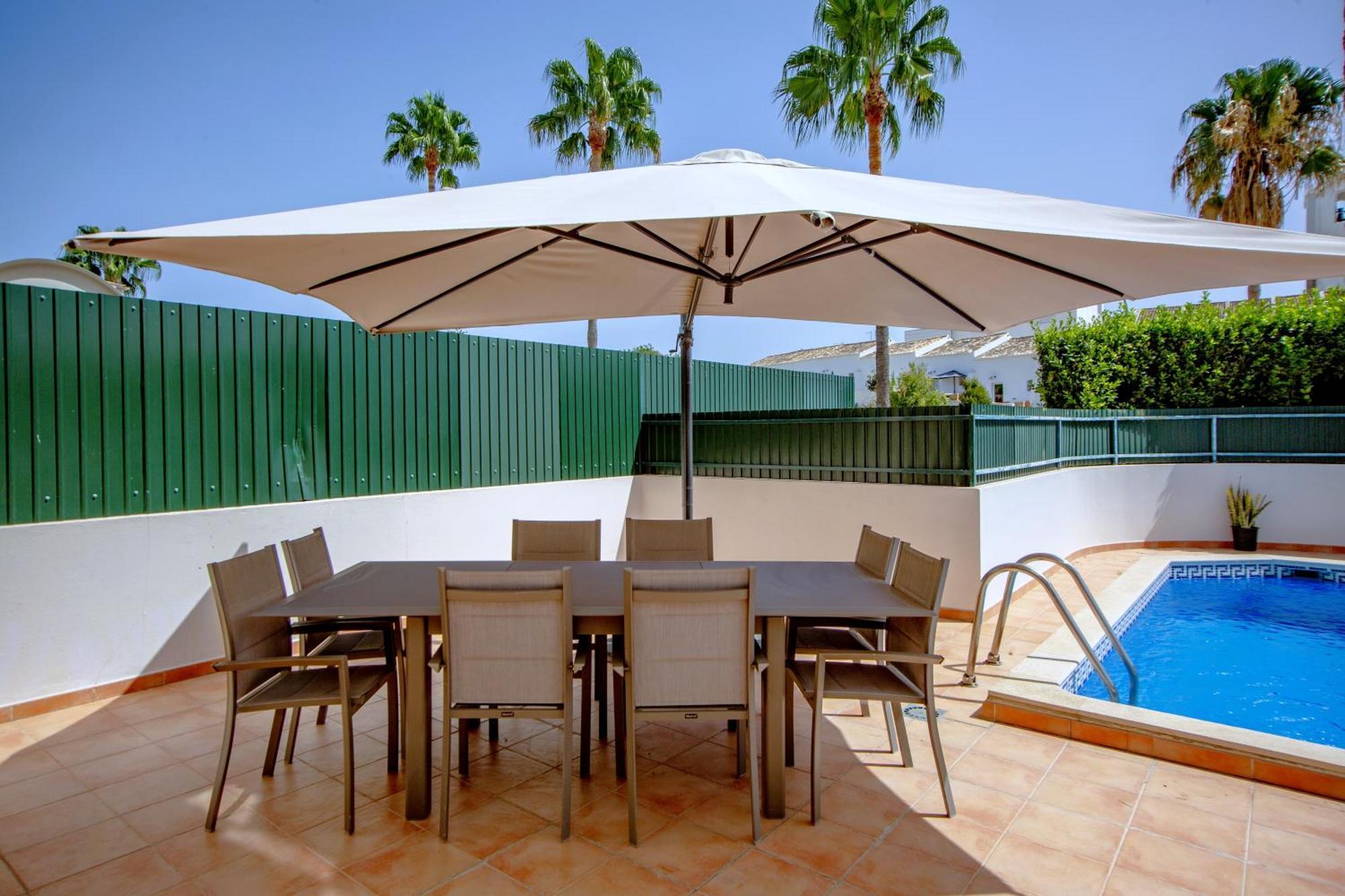 Spacious House With Pool Vakantiehuis Faro